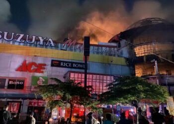 KEBAKARAN di pusat beli-belah Suzuya dapat dipadam sepenuhnya selepas lebih 10 jam terbakar. - AGENSI