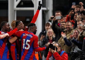 PEMAIN CrystalnPalace meraikan kejayaan menumpaskan Arsenal.