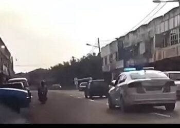 TANGKAP layar video tular dalam media sosial memaparkan kereta dipandu suspek dikejar kenderaan peronda polis di sekitar Sitiawan dan Seri Manjung hari ini. - MEDIA SOSIAL