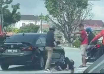 TANGKAP layar video kejadian memaparkan insiden seorang warga emas dipukul berdekatan jejantas Padang Jawa di Shah Alam, Selangor.