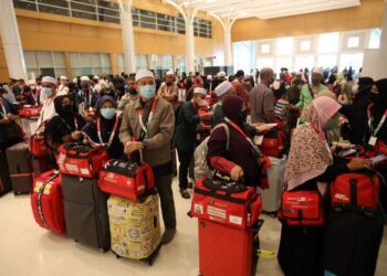 SUASANA bakal jemaah haji yang beratur menguruskan bagasi mereka di Pusat Konvensyen Movenpick di Sepang Selangor. -UTUSAN/FAISOL MUSTAFA