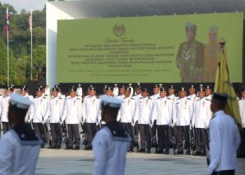 ISTIADAT Mengarak Panji-Panji Seri Paduka Baginda sempena sambutan Hari Keputeraan Rasmi Yang di-Pertuan Agong di Dataran Pahlawan Negara, Putrajaya. - UTUSAN/FAISOL MUSTAFA