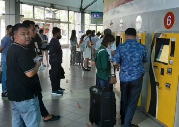 ORANG ramai membeli tiket layan diri di Melaka Sentral, Melaka. - UTUSAN/AMRAN MULUP