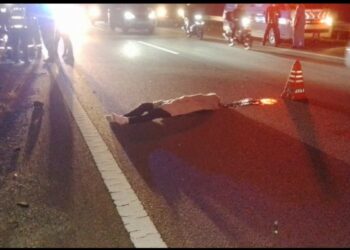KEADAAN mayat mangsa kemalangan motosikal di KM 206.6 Lebuh Raya Utara Selatan dekat Taiping, Perak, malam tadi. - IHSAN JBPM