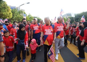 ISMAIL Sabri Yaakob bersama Annuar Musa turut serta menyertai Jalan Teguh Bersama pada Majlis Pelancaran Bulan Kebangsaan dan Kibar Jalur Gemilang 2022 di Dataran Putra, Putrajaya.- UTUSAN/FAISOL MUSTAFA