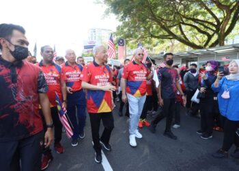 ANNUAR Musa bersama Ismail Sabri Yaakob menyertai Jalan Teguh Bersama pada Majlis Pelancaran Bulan Kebangsaan dan Kibar Jalur Gemilang 2022 di Dataran Putra, Putrajaya. -UTUSAN/FAISOL MUSTAFA