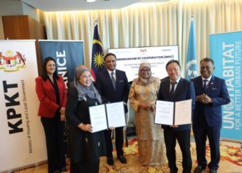 REEZAL Merican Naina Merican menyaksikan Majlis Menandatangani Memorandum Kerjasama melibatkan Program Penempatan Manusia Pertubuhan Bangsa-Bangsa Bersatu (UN-Habitat) dan Urbanice Malaysia, di Putrajaya. - UTUSAN/FAISOL MUSTAFA