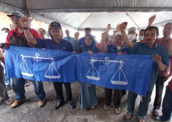 ROSLAN Ahmad (dua dari kiri) bersama Mutalib Che Man (dua dari kanan) di Bilik Gerakan BN Parit Putat, Sungai Rambai, Jasin, Melaka. - UTUSAN/AMRAN MULUP