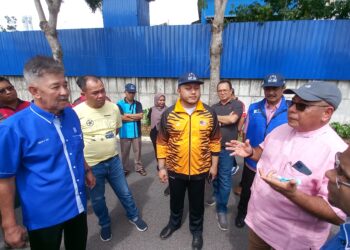 CALON Barisan Nasional (BN) Parlimen Hang Tuah Jaya, Datuk Mohd. Ridhwan Mohd. Ali (tengah) mendengar permasalahan diajukan para penduduk Ozana Residence, Bukit Katil, Melaka berkenaan bau busuk dan pencemaran bunyi dihadapi mereka. - UTUSAN/AMRAN MULUP