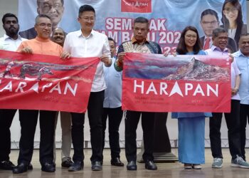 SAIFUDDIN NASUTION Ismail (tiga dari kanan) bersama Ahli Parlimen Alor Gajah, Adly Zahari (tiga dari kiri) dan Presiden Parti Amanah Negara (Amanah), Mohamad Sabu (kanan) memegang poster PH yang disumbangkan PKR Cabang Alor Gajah sewaktu menghadiri Program Semarak Azam Baru 2023 'Dari Harapan Ke Perpaduan' di SJKC Machap Baru, Alor Gajah, Melaka. - UTUSAN/AMRAN MULUP.