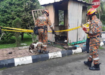 ANGGOTA bomba menjalankan siasatan di sebuah pondok pengawal yang terbakar di Taman Bayam Indah, Lunas di Kulim. -UTUSAN/AZAHAR HASHIM