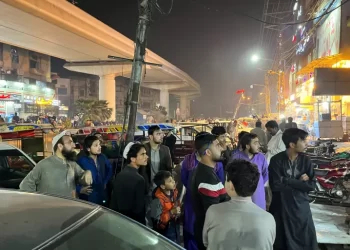 ORANG ramai keluar dari sebuah restoran selepas gegaran dirasai di Lahore, Pakistan. -REUTERS