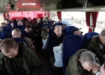 GAMBAR oleh Kementerian Pertahanan Russia menunjukkan  kakitangan perkhidmatan Russia dibawa dalam bas berikutan pertukaran tahanan perang terbaru. -REUTERS