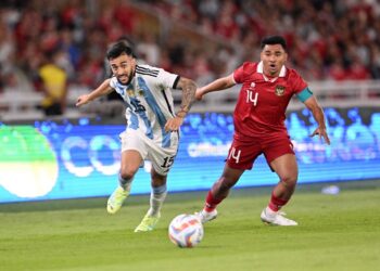 Pemain Argentina, Nicolas Ivan Gonzalez (kiri) cuba untuk merebut bola daripada pemain Indonesia, Asnawi Mangkualam Bahar dalam aksi perlawanan persahabatan yang berlangsung di Stadium Gelora Bung Karno, Jakarta. (AFP)