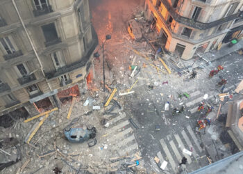 KEADAAN selepas letupan kuat menggegarkan Paris kelmarin. - AFP