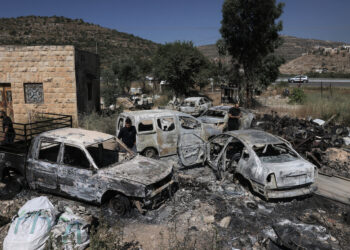 SEJUMLAH kenderaan musnah akibat dibakar penduduk Yahudi ketika mereka menyerang pekan al-Lubhan al-Sharqiya di Tebing Barat. - AFP