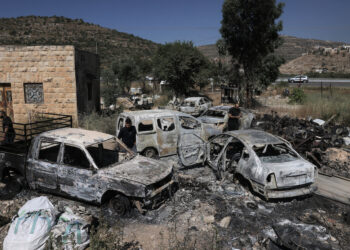 SEJUMLAH kenderaan musnah akibat dibakar penduduk Yahudi ketika mereka menyerang pekan al-Lubhan al-Sharqiya di Tebing Barat. - AFP