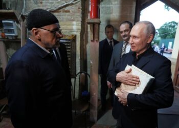 VLADIMIR Putin melawat Masjid Juma di Derbent di Republik Dagestan, Russia. - AFP  
