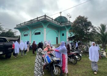 PENDUDUK mengambil kesempatan untuk bermaaf-maafan sempena Aidiladha di Masjid Nurul Hidayah, Air Pulong, Sukhirin, Narathiwat, Thailand. – UTUSAN/AIMUNI TUAN LAH
