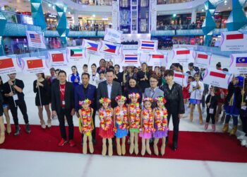 MENTERI Belia dan Sukan, Hannah Yeoh bergambar bersama peserta sempena “ The 14th International Figure Skating Competition and 3rd Ice Skating Institute Asia Championship 2023 Skate Malaysia” di Sunway Pyramid. Utusan / Saddam Yusoff