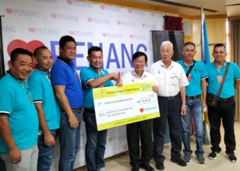 CHOW Kon Yeow (tengah) ketika menyerahkan bantuan kewangan kepada Persatuan Penjual-Penjual Akhbar dan Buku dan Persatuan Pekebun Sayur Pulau Pinang di George Town, Pulau Pinang hari ini.