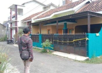 RUMAH sewa yang menjadi lokasi mayat seorang wanita ditemukan di dalam bilik sambil dipeluk tiga anaknya. - AGENSI