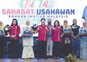 EWON Benedick bersama tiga Sahabat Amanah Ikhtiar Malaysia Wilayah Kedah yang menerima sijil halal Jabatan Kemajuan Islam Malaysia di Sungai Petani, Kedah, kelmarin.