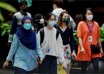 ORANG ramai dinasihatkan memakai pelitup muka jika terpaksa berada di luar bagi  mengurangkan pendedahan kepada jerebu. - GAMBAR HIASAN