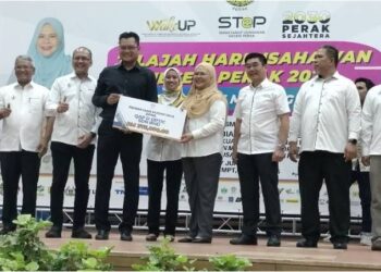 SALBIAH Mohamed (tengah) menyerahkan bantuan Pembiayaan Mudah Jaya kepada usahawan sempena Jelajah Hari Usahawan Perak 2023 di Kamunting, Taiping. - UTUSAN/WAT KAMAL ABAS