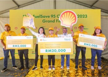 SEOW Lee Ming (tiga kiri) menyampaikan hadiah kepada pemenang Cabaran Shell FuelSave 95 Challenge 2023 di Shah Alam.