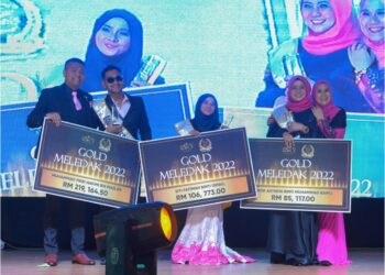 PENGASAS DN’S Beauty, Nur Jauhatul Dinnie Mohamed Johari dan suami, Syukry Radzuan meraikan stokis dan ejen pada program Meledak Of The Year 2022 di Manjung, baru-baru ini.