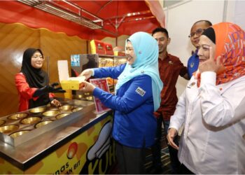 SALBIAH Mohamed (tengah) melawat tapak pameran pada perasmian Bizfrancais@perak 2023 di Ipoh, hari ini. - UTUSAN/MUHAMAD NAZREEN SYAH MUSTHAFA
