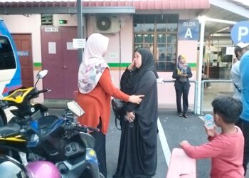 HUZAIRAH Basir (kanan) tidak dapat menahan sebak ketika ditemui di Unit Kecemasan Hospital Gerik. - UTUSAN