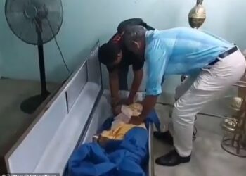 BELLA Montoya dilaporkan mengetuk kerandanya sendiri selepas terjaga ketika upacara pengebumiannya minggu lalu.-AGENSI. 