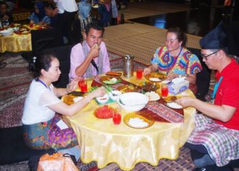 SEBAHAGIAN peserta menikmati masakan tradisional Melaka secara makan beradat di Balai Adat Perkampungan Hang Tuah, Duyong, Melaka. - UTUSAN/AMRAN MULUP