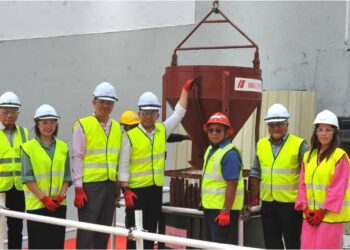 STEVEN SIM CHEE KEONG (empat dari kiri) melepaskan simen sebagai gimik perasmian sempena pembinaan pejalan kaki menghubungkan Coronation Square ke SteseN JB Sentral di Johor Bahru. - UTUSAN/JAAFAR ALI