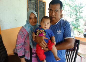 HASRAN Shahidan (kanan) dan Rahimah Ali serta anak bongsu mereka yang mengalami penyakit paru-paru pramatang di rumah sewa di Kampung Som di Jerantut, Pahang. - UTUSAN/HARIS FADILAH AHMAD