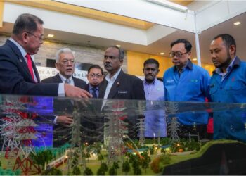 V. SIVAKUMAR (tengah) diiringi Ketua Pengarah Jabatan Keselamatan dan Kesihatan Pekerjaan, Mohd Anuar Embi (dua kiri) mendengar penerangan Baharin Din (kiri) berkenaan panduan keselamatan di kawasan rentis menara talian penghantaran TNB selepas
menyempurnakan Majlis Perasmian Sidang Kemuncak Keselamatan dan Kesihatan Pekerjaan Syarikat Berkaitan Kerajaan (GLC OSH Summit) 2023 baru-baru ini.