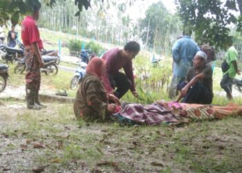 MAYAT Ahmad Daie dilitupi kain setelah ditemukan meninggal dunia dalam kebun di Kampung Tupai, Mukim Teloi, Sik.