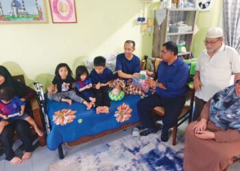 MAS IMRAN ADAM menyampaikan sumbangan berupa barangan dapur kepada keluarga Mohd. Shazwan di rumahnya di Taman Bukit Tiram, Johor Bahru.