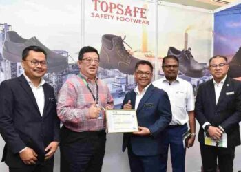 MUSTAPHA Sakmud (tengah) semasa perasmian persidangan dan pameran keselamatan dan kesihatan pekerjaan Borneo di Kota Kinabalu semalam