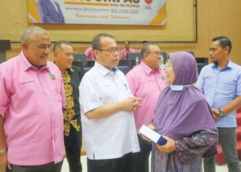 ABDUL FATTAH (tengah) menyantuni seorang ahli Koperasi Guru Melayu Selatan Berhad (Segumpas) selepas merasmikan mesyuarat agong ke-70 koperasi itu di Temerloh, Pahang. - UTUSAN/SALEHUDIN MAT RASAD