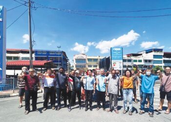 GAN Ay Ling (enam dari kanan) bersama penduduk dan peniaga membantah pelaksanaan parkir tanpa tunai di Arked Niaga Padang Besar, Perlis yang bermula sejak 1 Mei lalu. -UTUSAN/ASYRAF MUHAMMAD