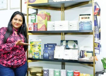 K. VIJAYA Thaamarrai menunjukkan produk yang dihasilkan syarikatnya, Leo Snack and Nuts Industry di Taman Rasi Jaya, Menglembu di Ipoh. 
– UTUSAN/MUHAMAD NAZREEN SYAH MUSTHAFA