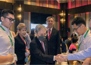 TAY Ah Lek beramah mesra dengan sebahagian peserta seminar pembangunan lestari untuk pemaju perusahaan kecil dan sederhana (PKS) anjuran Public Bank, baru-baru ini.