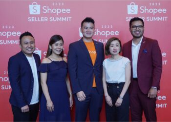 KENNETH Soh (tengah) bersama penjual-penjual terbaik Shopee Malaysia pada sidang kemuncak tahunan platform e-dagang Shopee Seller Summit di Bandar Sunway, semalam. – UTUSAN/FAUZI BAHARUDIN