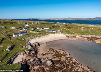 PEMANDANGAN udara pantai Clough Corr di Pulau Arranmore di Donegal County. - AGENSI