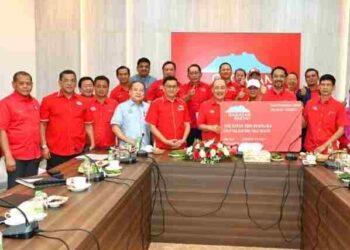 NIZAM Abu Bakar Titingan (empat kiri) bersama Hajiji Noor (tengah) selepas mesyuarat AMT Gagasan Rakyat di Kota Kinabalu hari ini