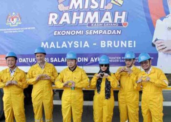 SALAHUDDIN Ayub (tiga kiri) semasa pelancaran Misi Rahmah Ekonomi Sempadan Malaysia-Brunei di Teluk Sepanggar, Kota Kinabalu hari ini