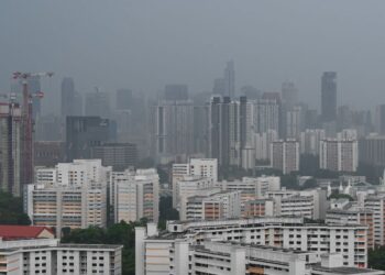 PENDUDUK di kawasan bandar di Singapura bersiap-sedia berdepan fenomena jerebu yang bakal melanda negara itu.-AFP
